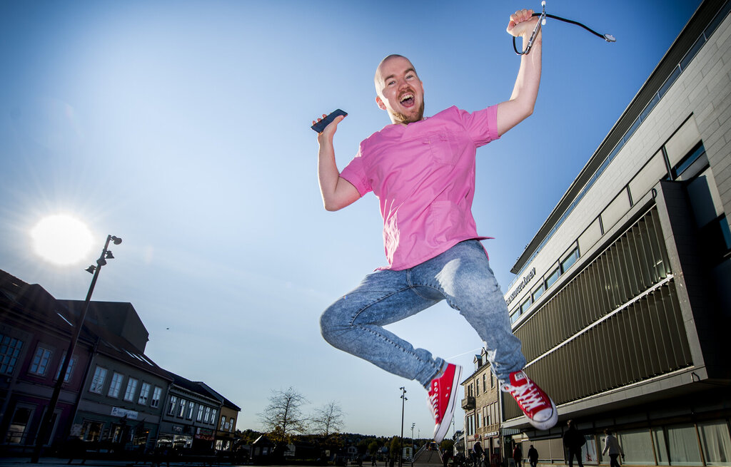 Bildet viser Vemund Varg Hoem som hopper med mobil i hånden.